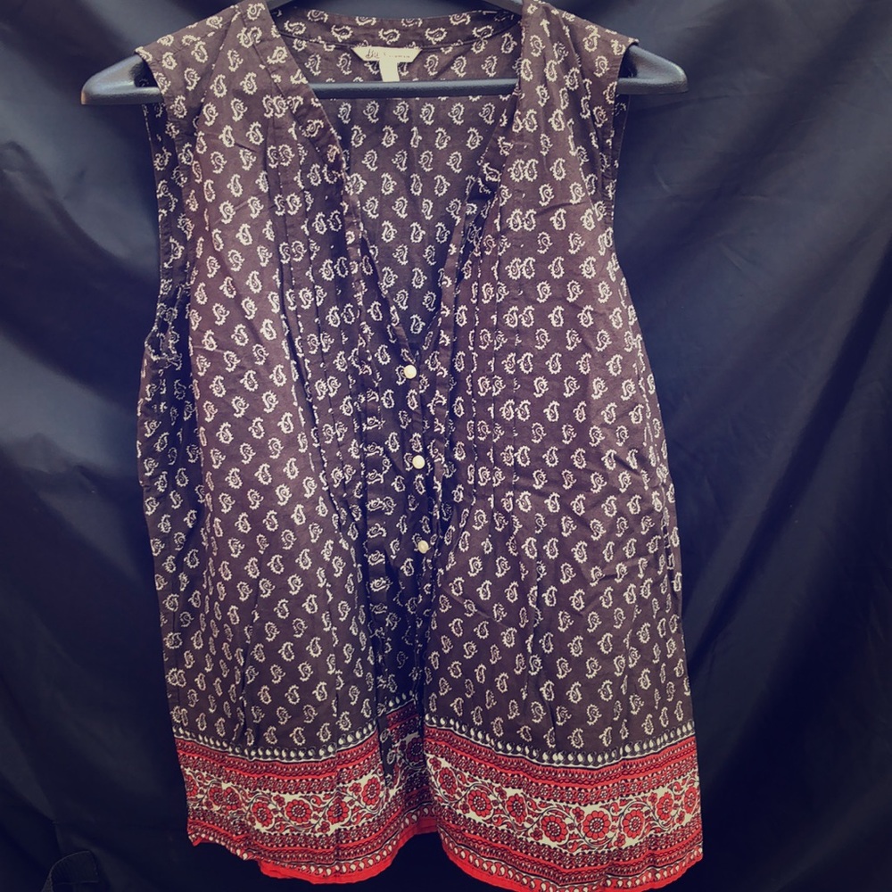 Sleeveless lightweight shirt.  Bass Large